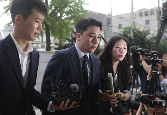 '원정도박 혐의' 승리 경찰 출석      (서울=연합뉴스) 신준희 기자 = 해외 원정 도박 의혹이 불거진 그룹 빅뱅의 전 멤버인 승리(본명 이승현)가 28일 오전 피의자 신분으로 중랑구 서울지방경찰청 지능범죄수사대에 출석하고 있다. 2019.8.28      hama@yna.co.kr  (끝)